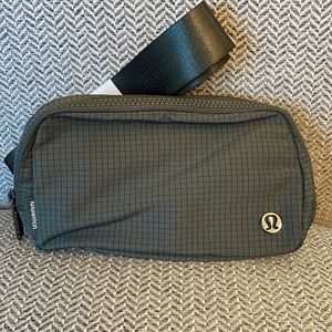 Lululemon Everywhere Belt Bag - Carob Brown/Black